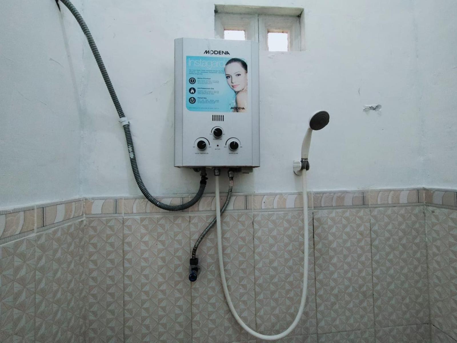 Hotel Vaccinated Staff - OYO 2873 Griya Annisa Tegal  Exterior foto
